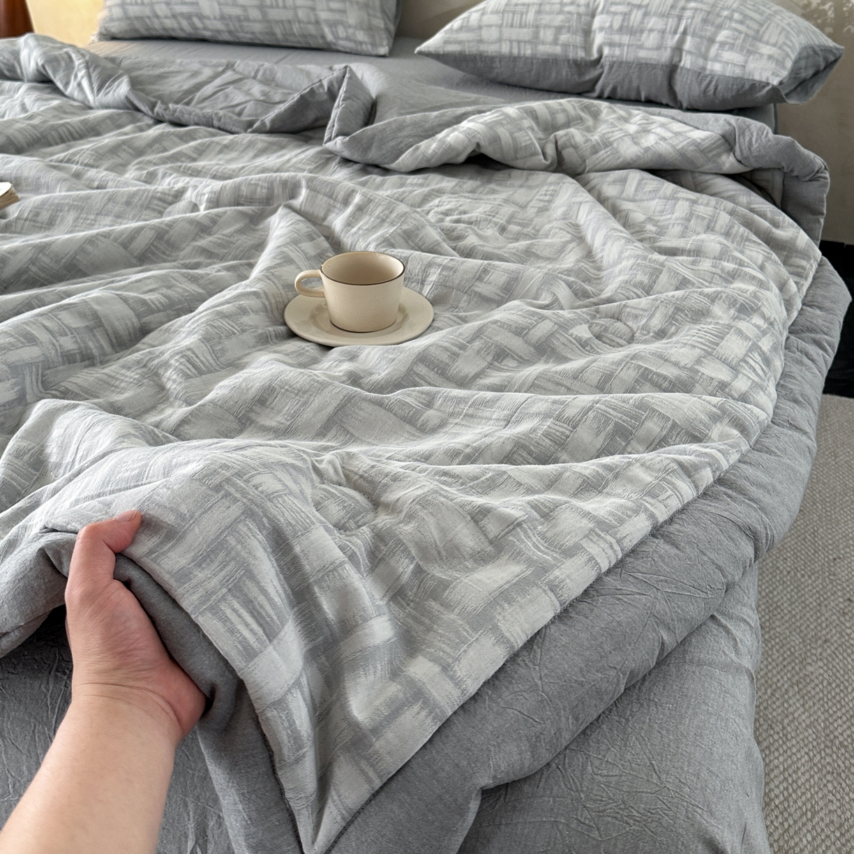 91家纺网 家纺一手货源 找家纺 如一 2026新款A类色织提花全棉双层纱水洗棉夏被夏凉被空调被四件套 浮光灰