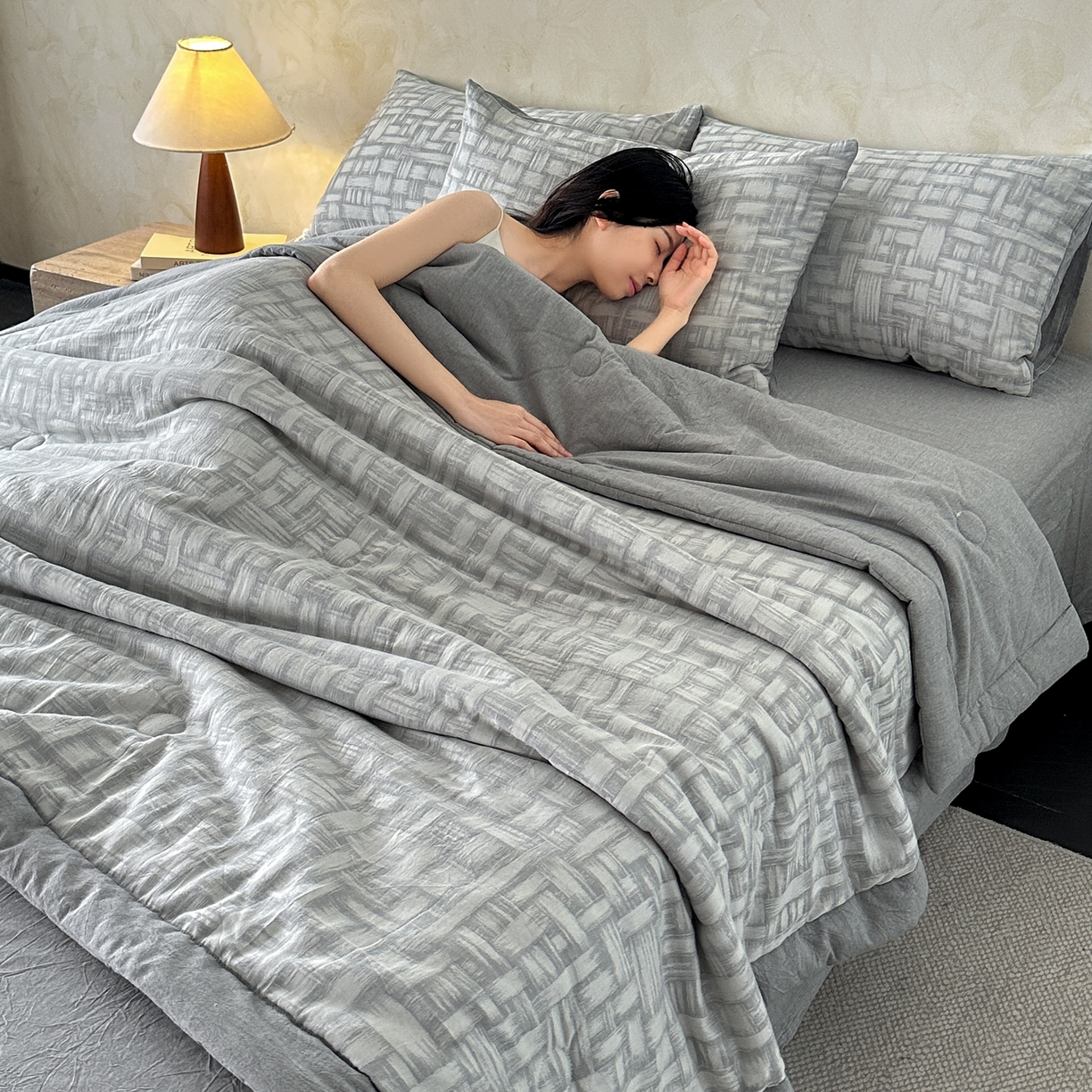 91家纺网 家纺一手货源 找家纺 如一 2026新款A类色织提花全棉双层纱水洗棉夏被夏凉被空调被四件套 浮光灰