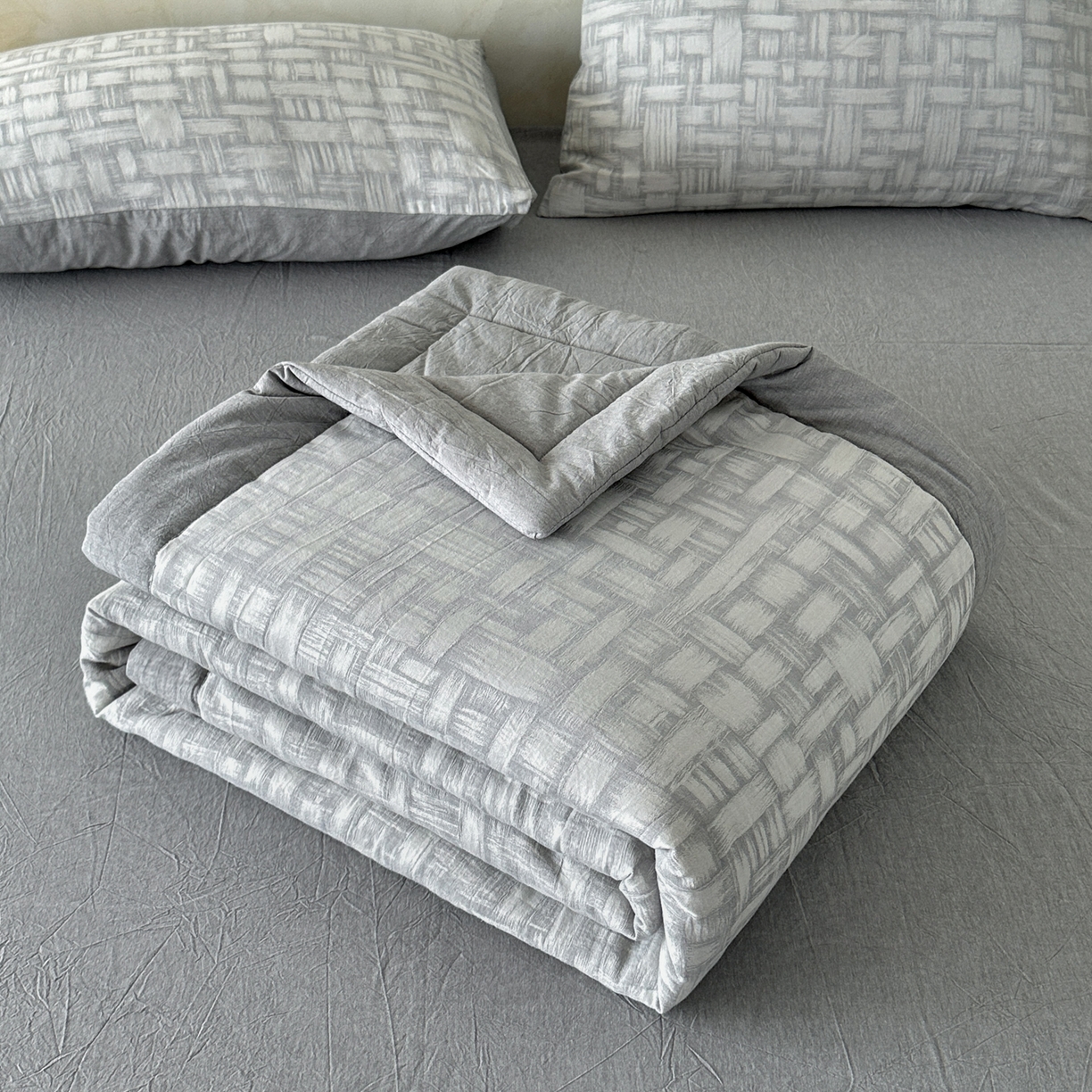 91家纺网 家纺一手货源 找家纺 如一 2026新款A类色织提花全棉双层纱水洗棉夏被夏凉被空调被四件套 浮光灰