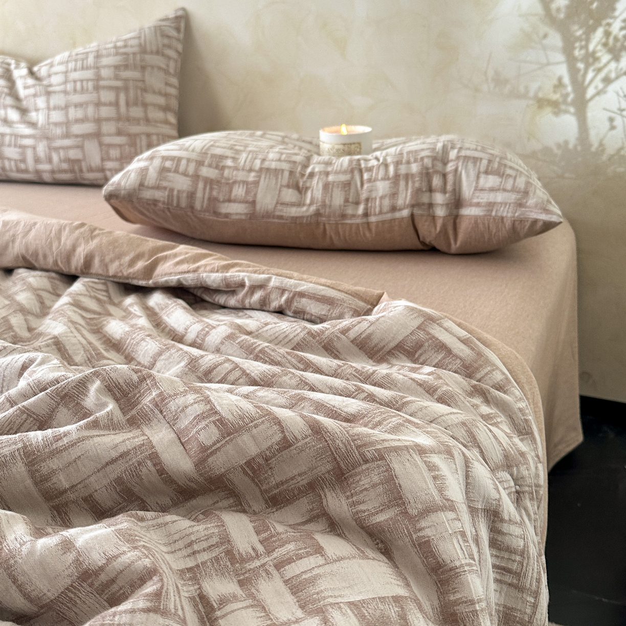 91家纺网 家纺一手货源 找家纺 如一 2026新款A类色织提花全棉双层纱水洗棉夏被夏凉被空调被四件套 浮光咖