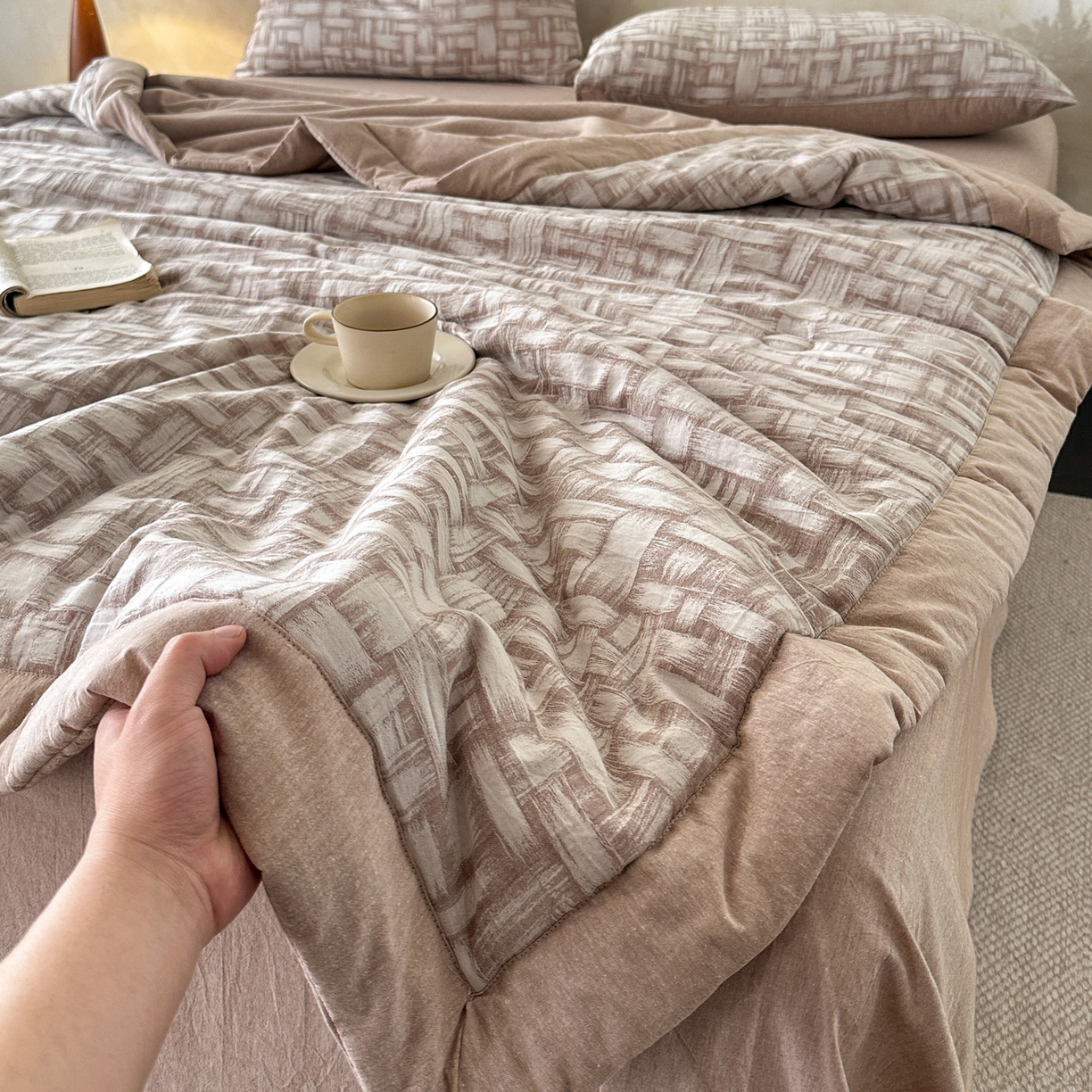 91家纺网 家纺一手货源 找家纺 如一 2026新款A类色织提花全棉双层纱水洗棉夏被夏凉被空调被四件套 浮光咖