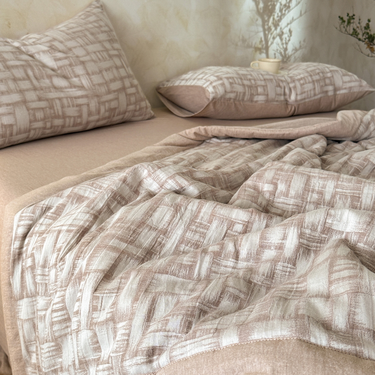 91家纺网 家纺一手货源 找家纺 如一 2026新款A类色织提花全棉双层纱水洗棉夏被夏凉被空调被四件套 浮光咖