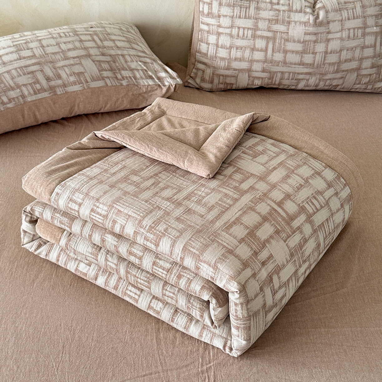 91家纺网 家纺一手货源 找家纺 如一 2026新款A类色织提花全棉双层纱水洗棉夏被夏凉被空调被四件套 浮光咖