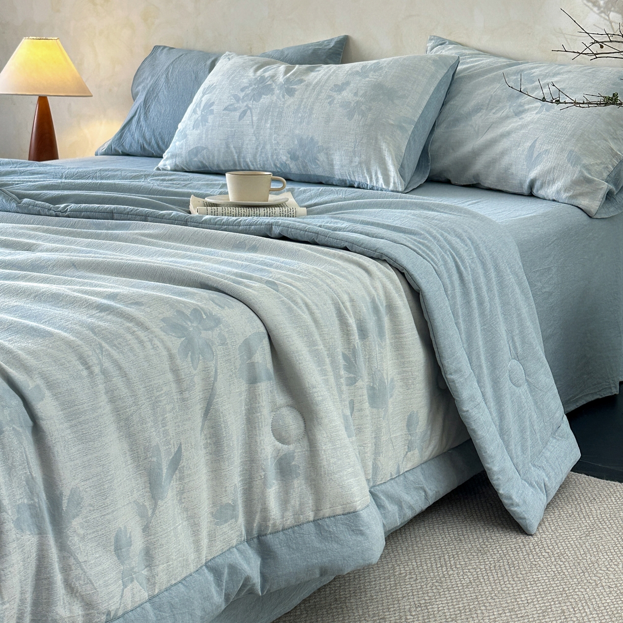 91家纺网 家纺一手货源 找家纺 如一 2026新款A类色织提花全棉双层纱水洗棉夏被夏凉被空调被四件套 兰序蓝