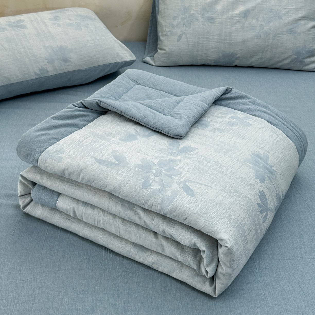 91家纺网 家纺一手货源 找家纺 如一 2026新款A类色织提花全棉双层纱水洗棉夏被夏凉被空调被四件套 兰序蓝