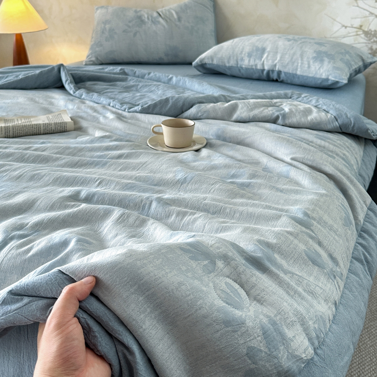 91家纺网 家纺一手货源 找家纺 如一 2026新款A类色织提花全棉双层纱水洗棉夏被夏凉被空调被四件套 兰序蓝