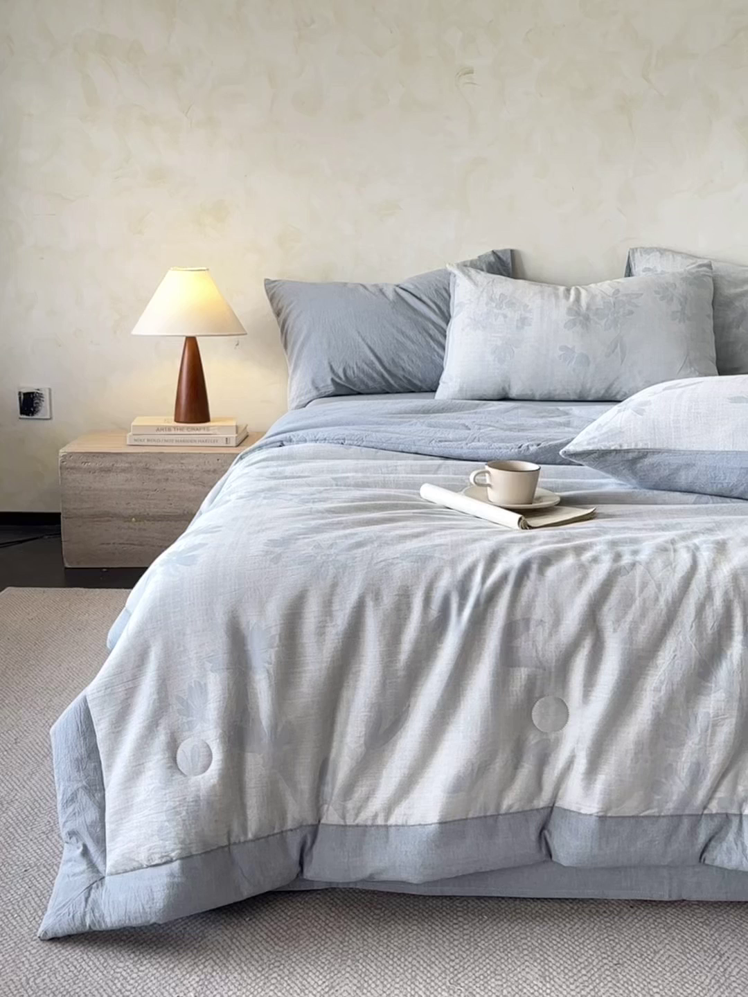 91家纺网 家纺一手货源 找家纺 如一 2026新款A类色织提花全棉双层纱水洗棉夏被夏凉被空调被四件套 兰序蓝