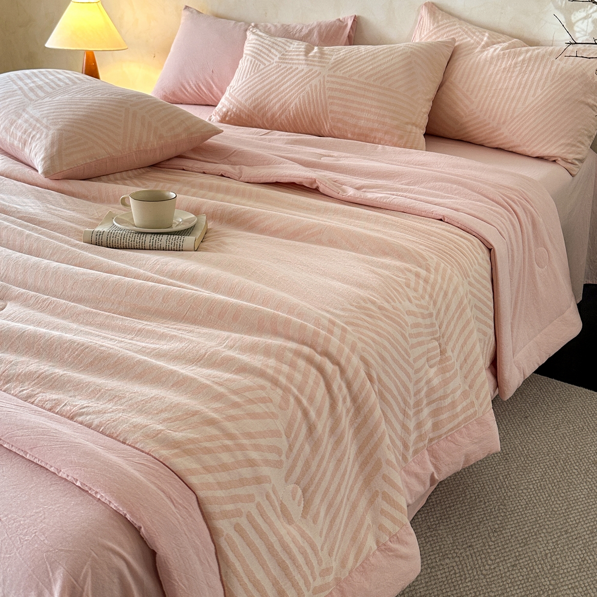 91家纺网 家纺一手货源 找家纺 如一 2026新款A类色织提花全棉双层纱水洗棉夏被夏凉被空调被四件套 序章粉