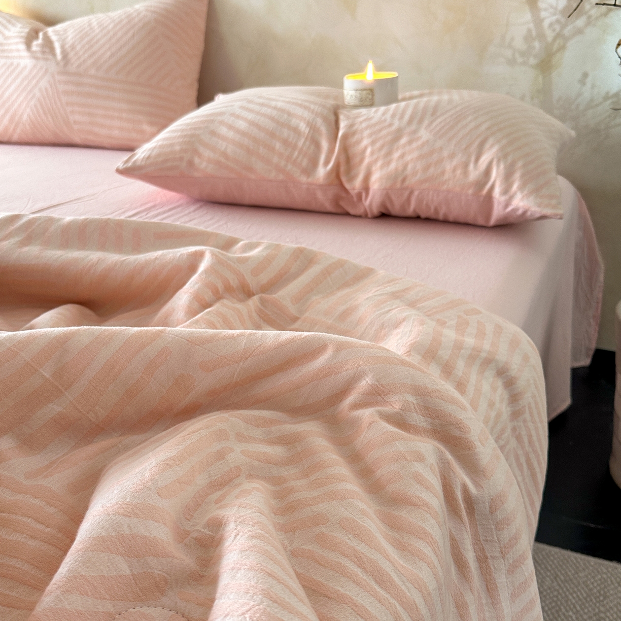 91家纺网 家纺一手货源 找家纺 如一 2026新款A类色织提花全棉双层纱水洗棉夏被夏凉被空调被四件套 序章粉