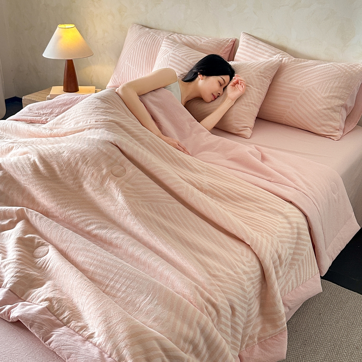 91家纺网 家纺一手货源 找家纺 如一 2026新款A类色织提花全棉双层纱水洗棉夏被夏凉被空调被四件套 序章粉