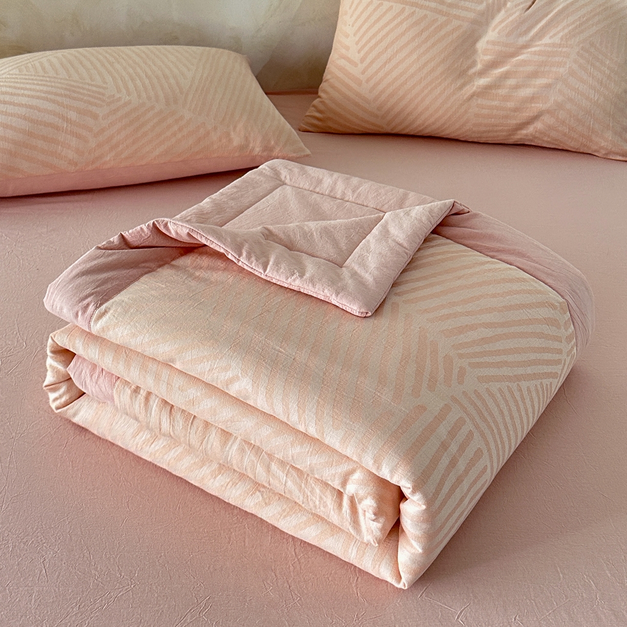 91家纺网 家纺一手货源 找家纺 如一 2026新款A类色织提花全棉双层纱水洗棉夏被夏凉被空调被四件套 序章粉