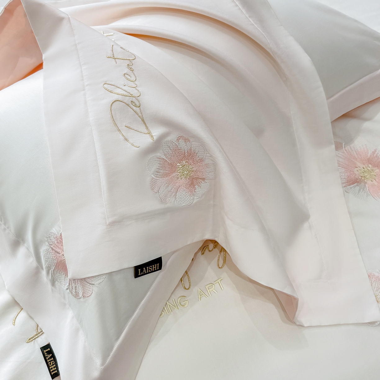 91家纺网 家纺一手货源 找家纺 欣宜家纺 2026春夏新款A类50支贡缎长绒棉纯棉刺绣轻奢绣花四件套-花枝里 花枝里 白拼粉