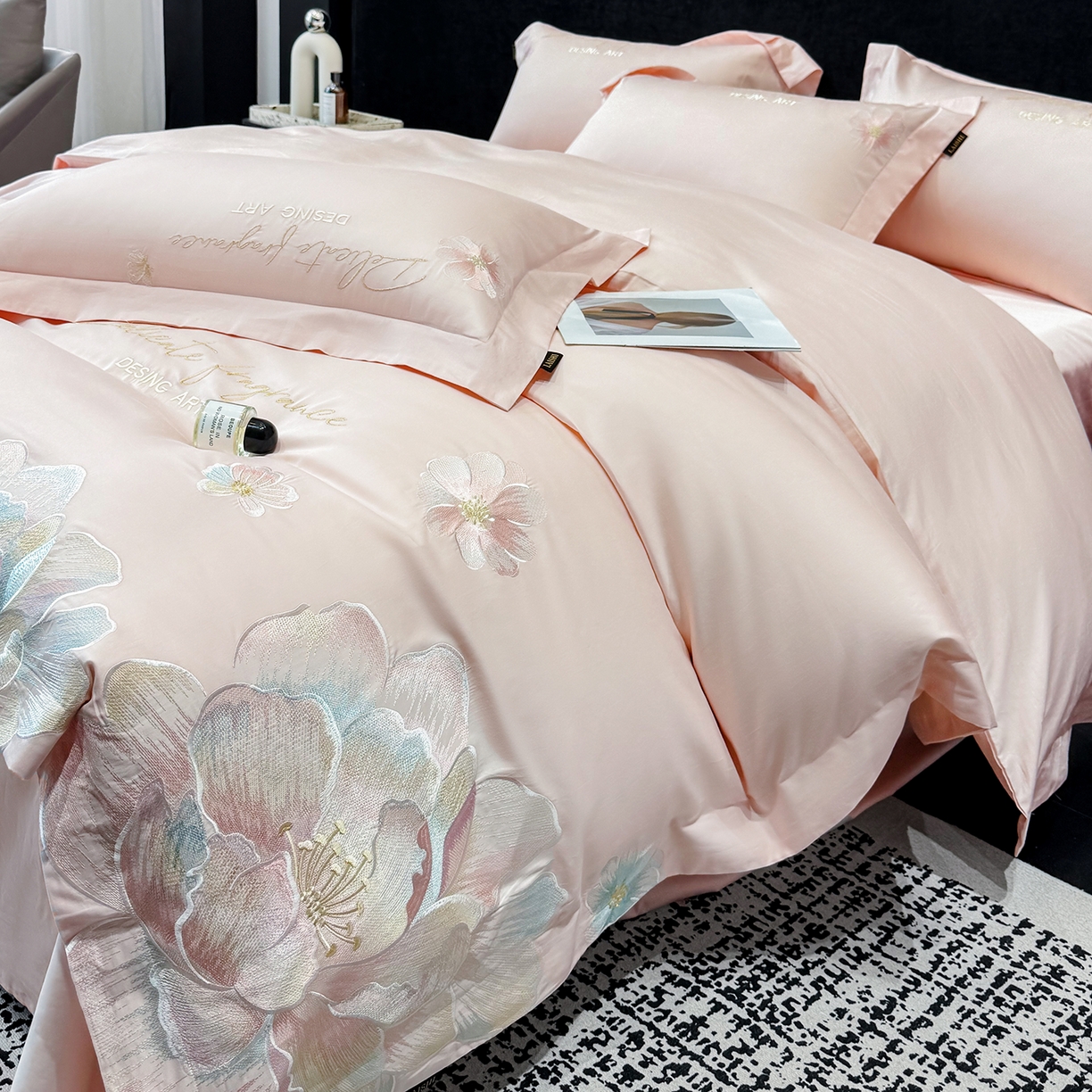 91家纺网 家纺一手货源 找家纺 欣宜家纺 2026春夏新款A类50支贡缎长绒棉纯棉刺绣轻奢绣花四件套-花枝里 花枝里 轻奢粉