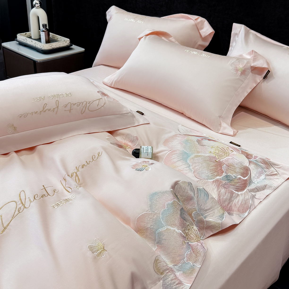 91家纺网 家纺一手货源 找家纺 欣宜家纺 2026春夏新款A类50支贡缎长绒棉纯棉刺绣轻奢绣花四件套-花枝里 花枝里 轻奢粉