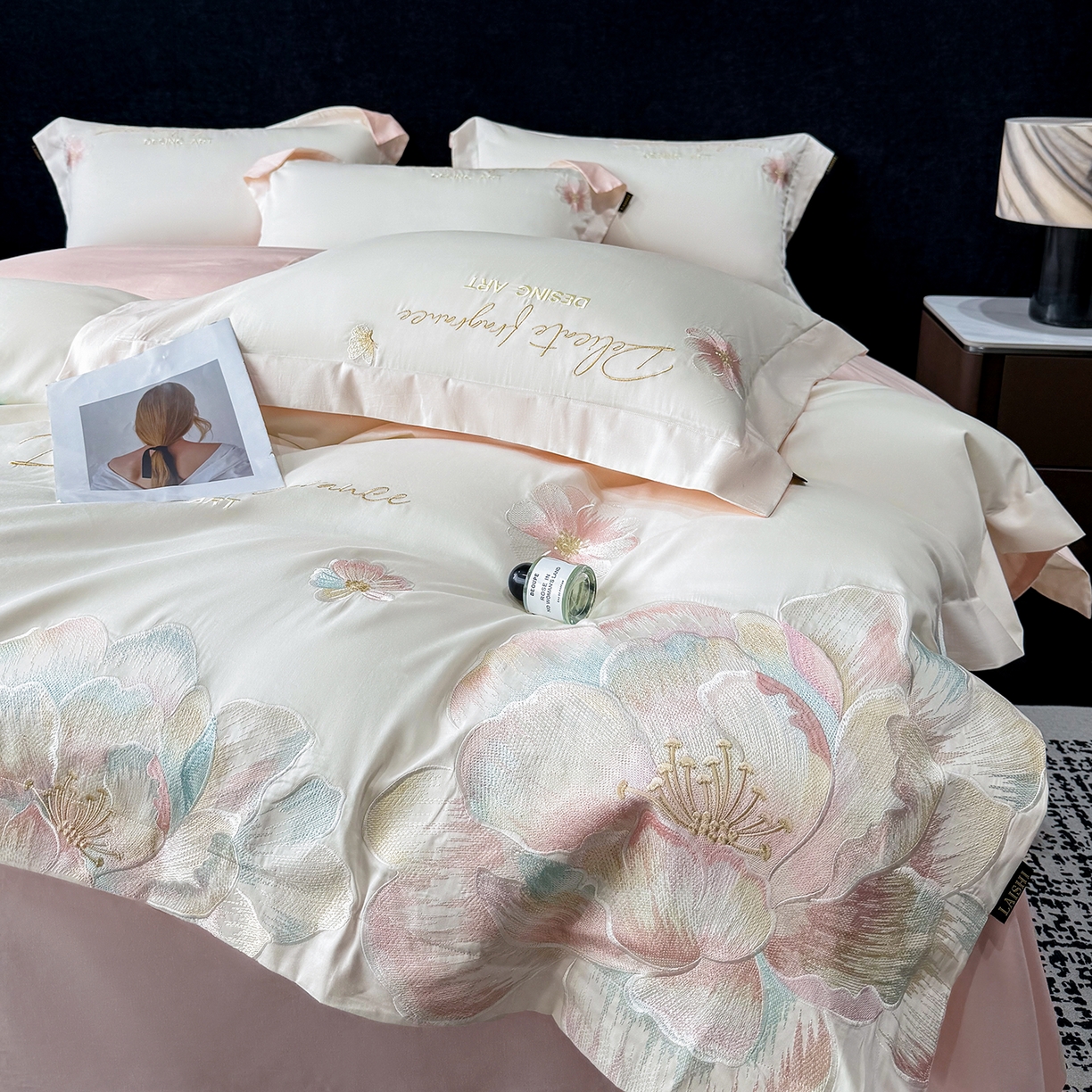 91家纺网 家纺一手货源 找家纺 欣宜家纺 2026春夏新款A类50支贡缎长绒棉纯棉刺绣轻奢绣花四件套-花枝里 花枝里 白拼粉