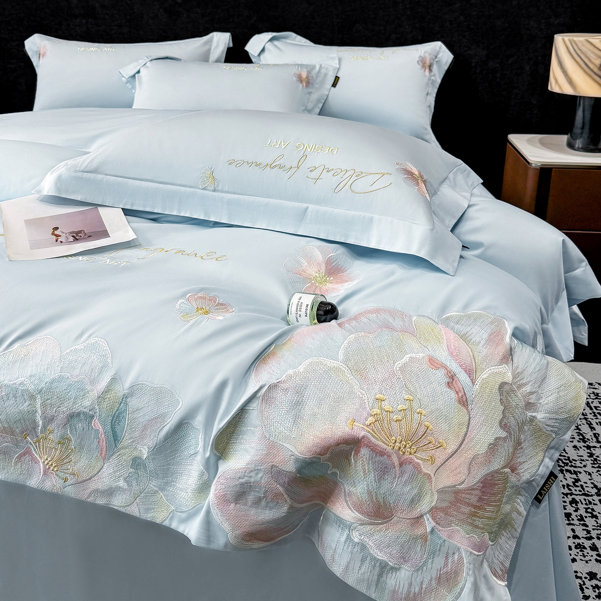 91家纺网 家纺一手货源 找家纺 欣宜家纺 2026春夏新款A类50支贡缎长绒棉纯棉刺绣轻奢绣花四件套-花枝里 花枝里 天空蓝