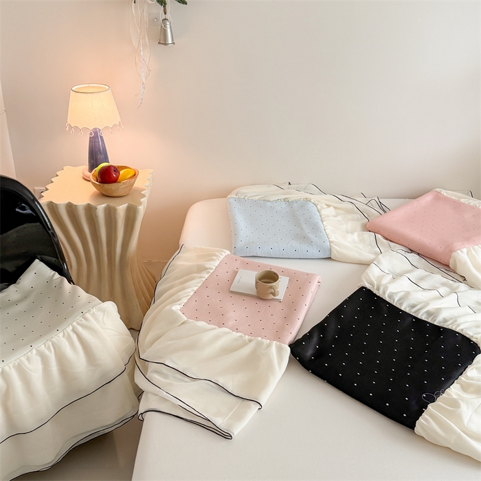 91家纺网 家纺一手货源 找家纺 吾欢心 2026夏季新款甜梦系列PE凉感提花凉席430克高克重蕾丝床裙款冰丝软席三件套 组合图仅供参考不可下单