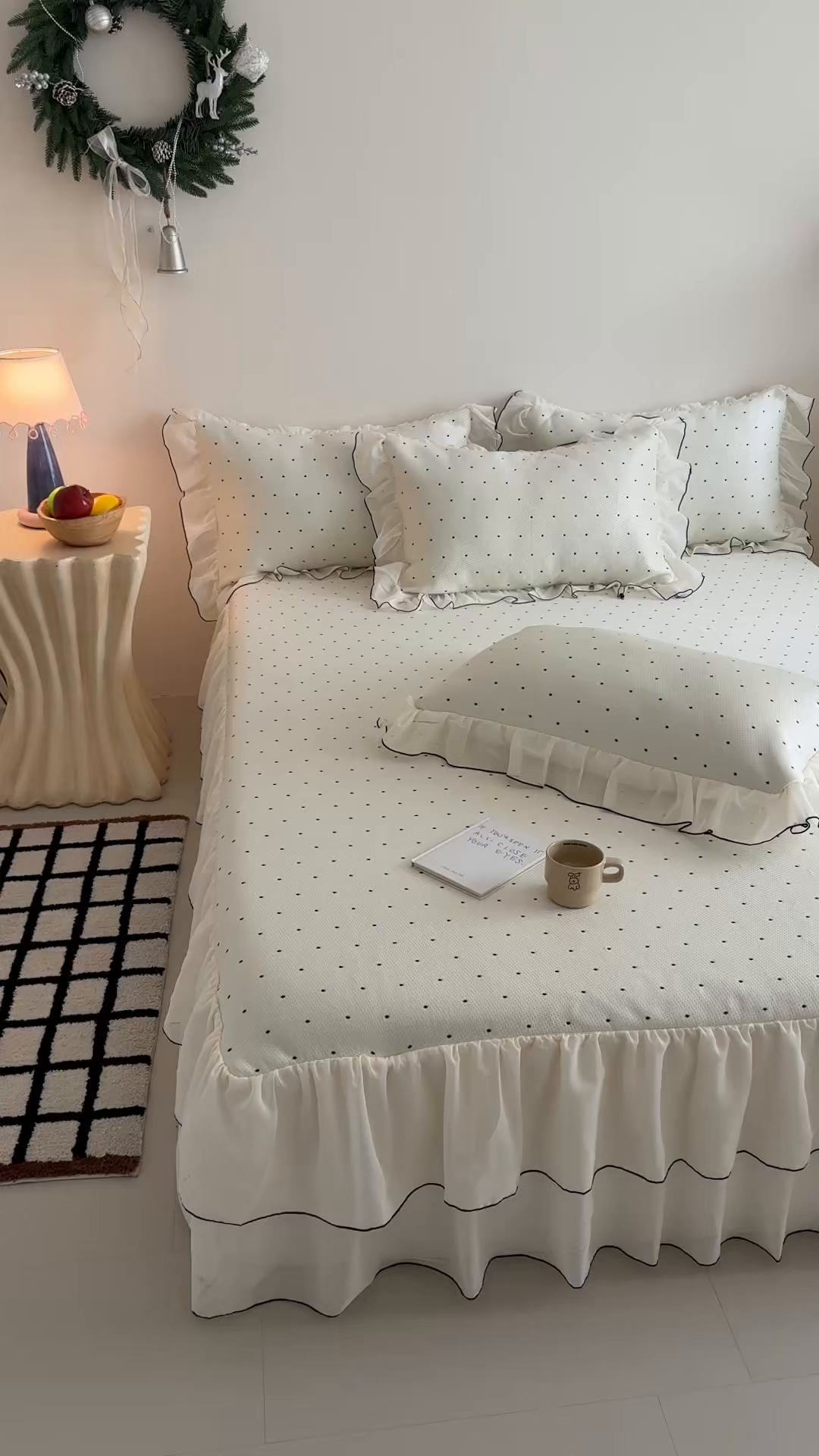 91家纺网 家纺一手货源 找家纺 吾欢心 2026夏季新款甜梦系列PE凉感提花凉席430克高克重蕾丝床裙款冰丝软席三件套 甜梦白