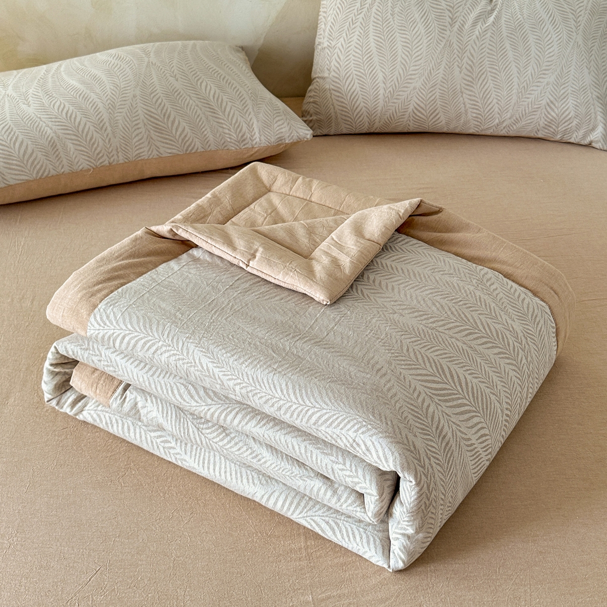 91家纺网 家纺一手货源 找家纺 如一 2026新款A类色织提花全棉双层纱水洗棉夏被夏凉被空调被四件套 叶笙咖