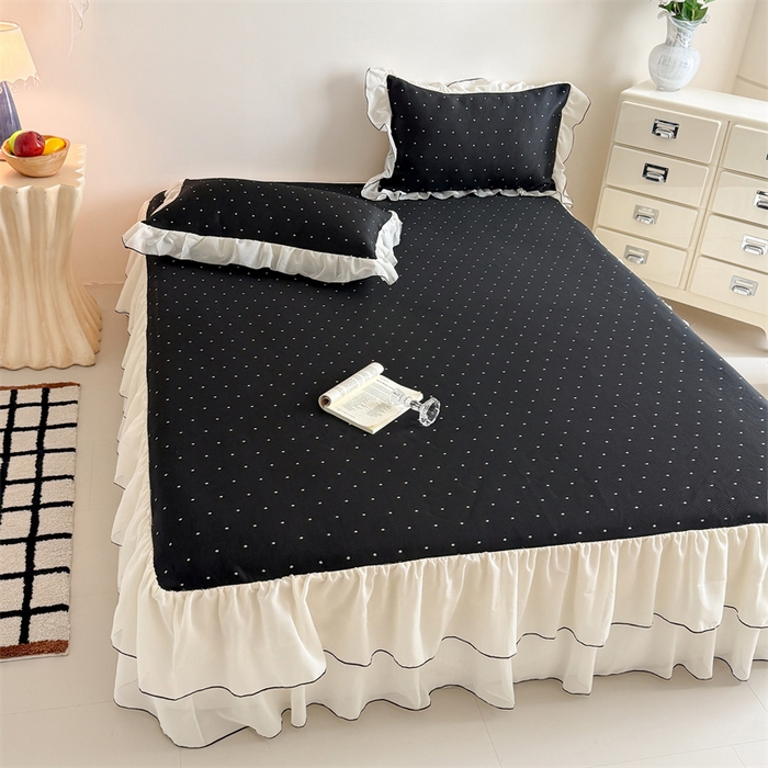 91家纺网 家纺一手货源 找家纺 吾欢心 2026夏季新款甜梦系列PE凉感提花凉席430克高克重蕾丝床裙款冰丝软席三件套 甜梦黑