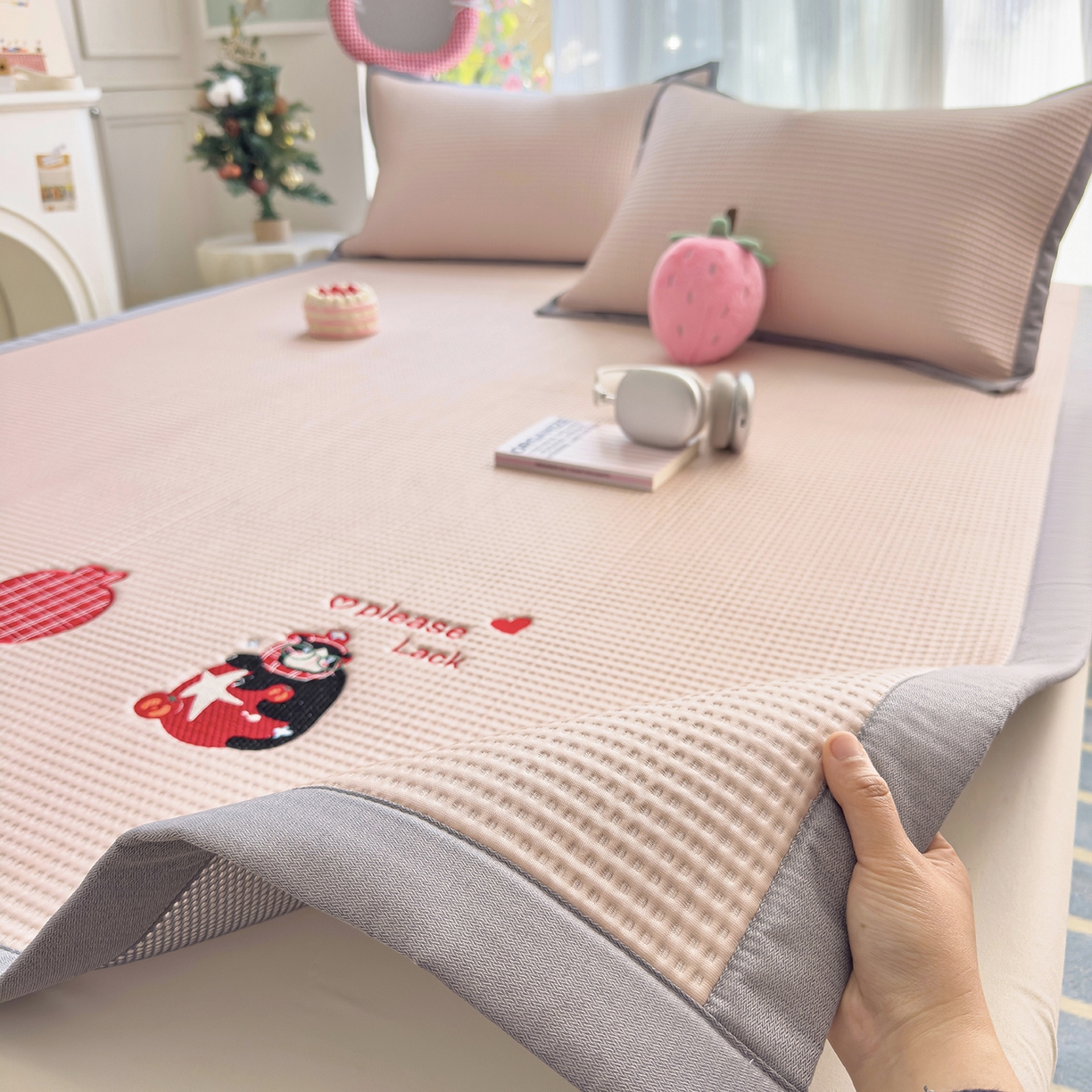 91家纺网 家纺一手货源 找家纺 （总）圣比熊 2026春夏新款卡通印加绣花凉豆豆绣花凉席席子