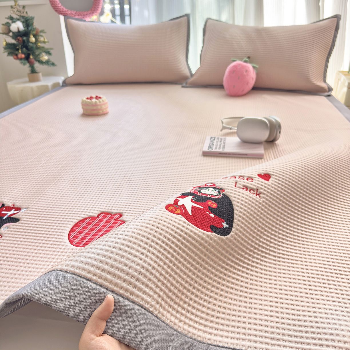 91家纺网 家纺一手货源 找家纺 （总）圣比熊 2026春夏新款卡通印加绣花凉豆豆绣花凉席席子