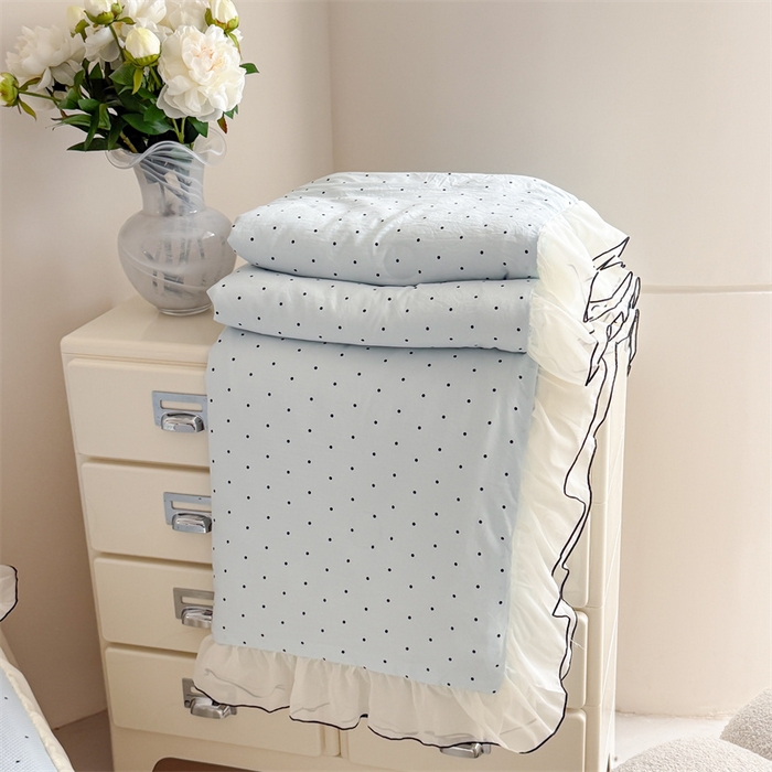 91家纺网 家纺一手货源 找家纺 吾欢心 2026夏季新款甜梦系列PE凉感提花凉席430克高克重蕾丝床裙款冰丝软席三件套 甜梦蓝