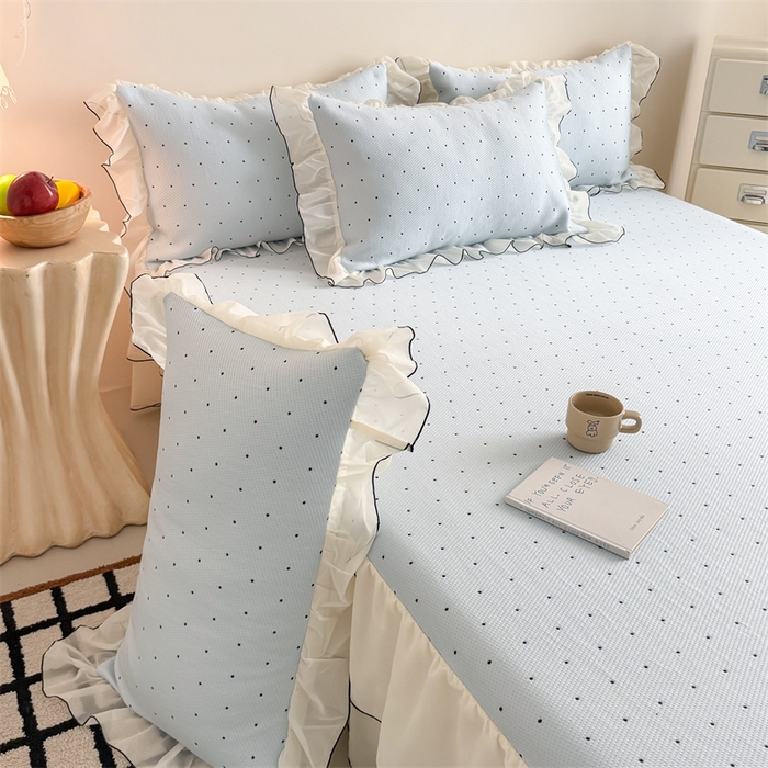 91家纺网 家纺一手货源 找家纺 吾欢心 2026夏季新款甜梦系列PE凉感提花凉席430克高克重蕾丝床裙款冰丝软席三件套 甜梦蓝