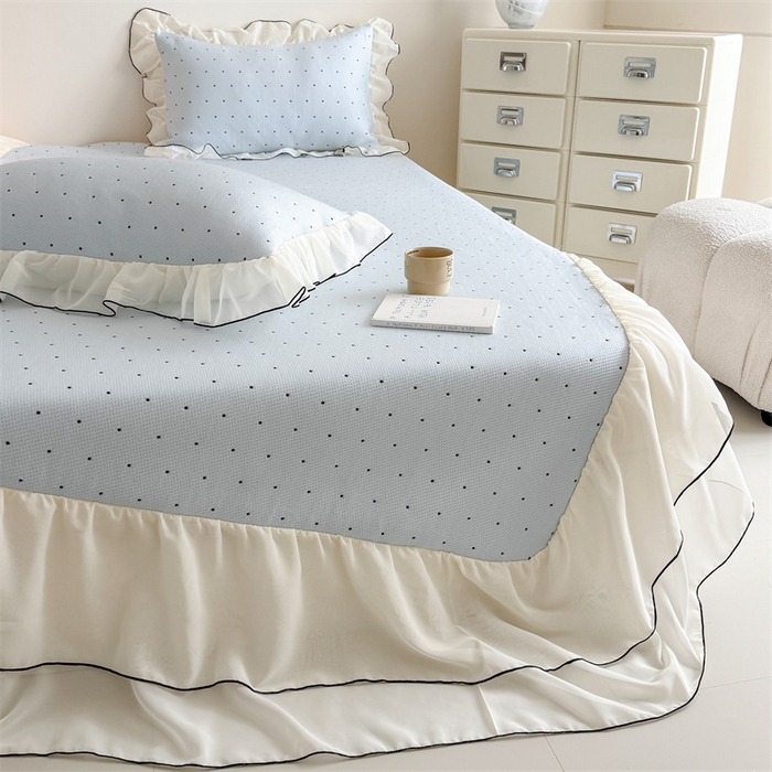 91家纺网 家纺一手货源 找家纺 吾欢心 2026夏季新款甜梦系列PE凉感提花凉席430克高克重蕾丝床裙款冰丝软席三件套 甜梦蓝