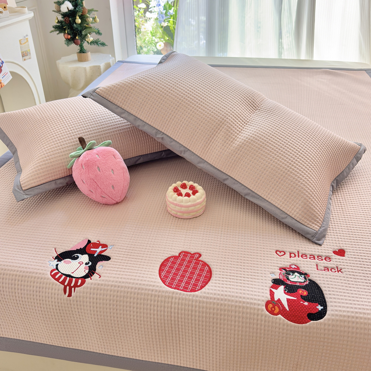 91家纺网 家纺一手货源 找家纺 （总）圣比熊 2026春夏新款卡通印加绣花凉豆豆绣花凉席席子