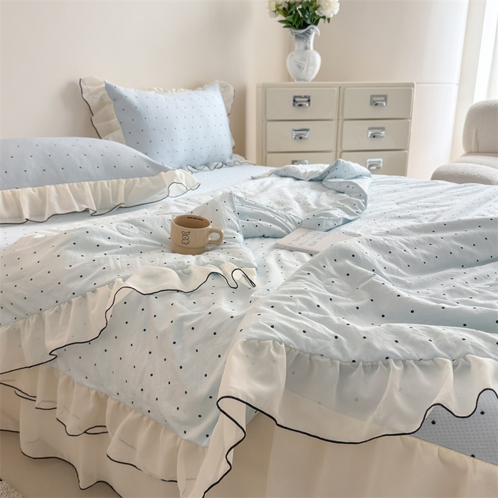 91家纺网 家纺一手货源 找家纺 吾欢心 2026夏季新款甜梦系列PE凉感提花凉席430克高克重蕾丝床裙款冰丝软席三件套 甜梦蓝