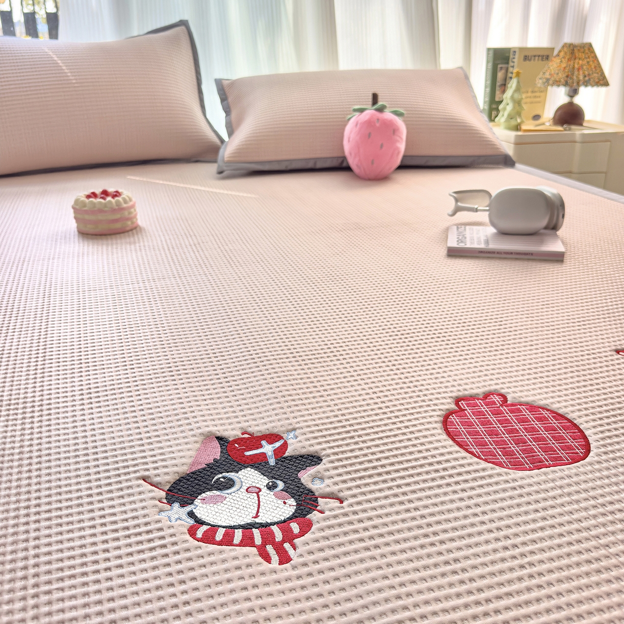 91家纺网 家纺一手货源 找家纺 （总）圣比熊 2026春夏新款卡通印加绣花凉豆豆绣花凉席席子