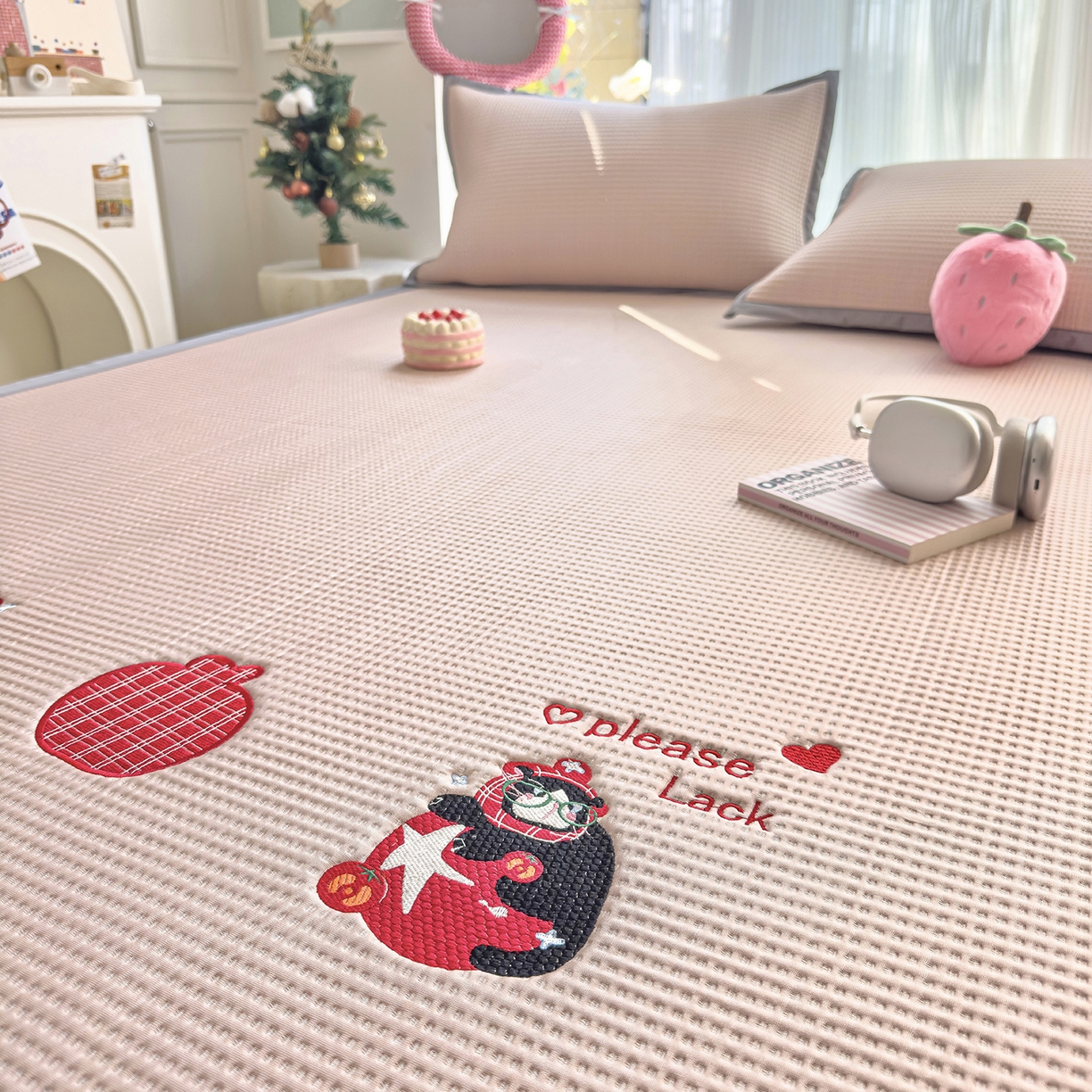 91家纺网 家纺一手货源 找家纺 （总）圣比熊 2026春夏新款卡通印加绣花凉豆豆绣花凉席席子