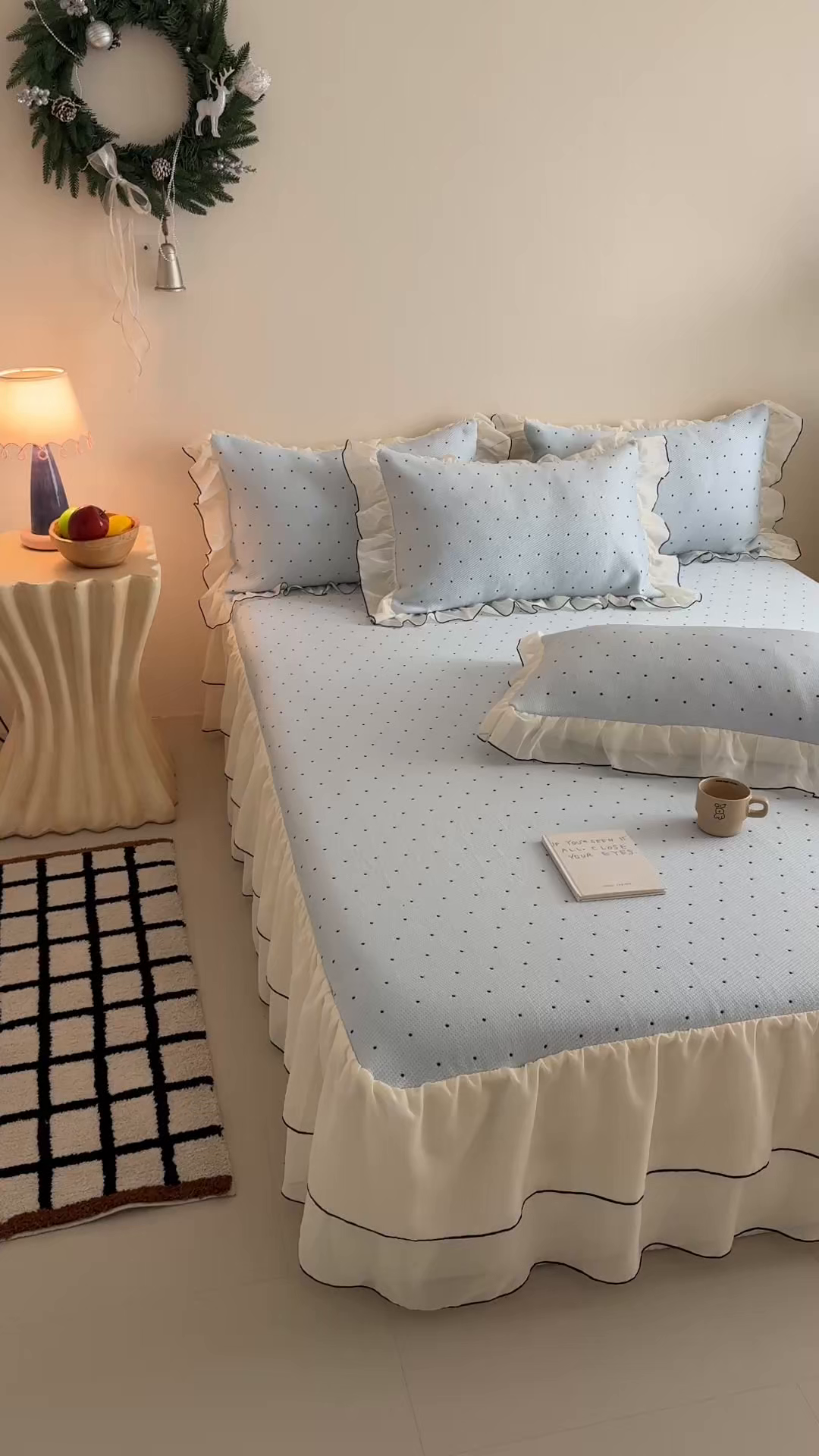 91家纺网 家纺一手货源 找家纺 吾欢心 2026夏季新款甜梦系列PE凉感提花凉席430克高克重蕾丝床裙款冰丝软席三件套 甜梦蓝