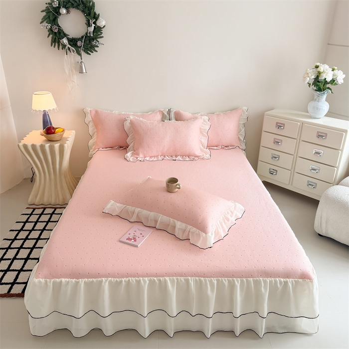 91家纺网 家纺一手货源 找家纺 吾欢心 2026夏季新款甜梦系列PE凉感提花凉席430克高克重蕾丝床裙款冰丝软席三件套 甜梦蜜糖粉