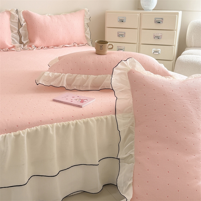 91家纺网 家纺一手货源 找家纺 吾欢心 2026夏季新款甜梦系列PE凉感提花凉席430克高克重蕾丝床裙款冰丝软席三件套 甜梦蜜糖粉