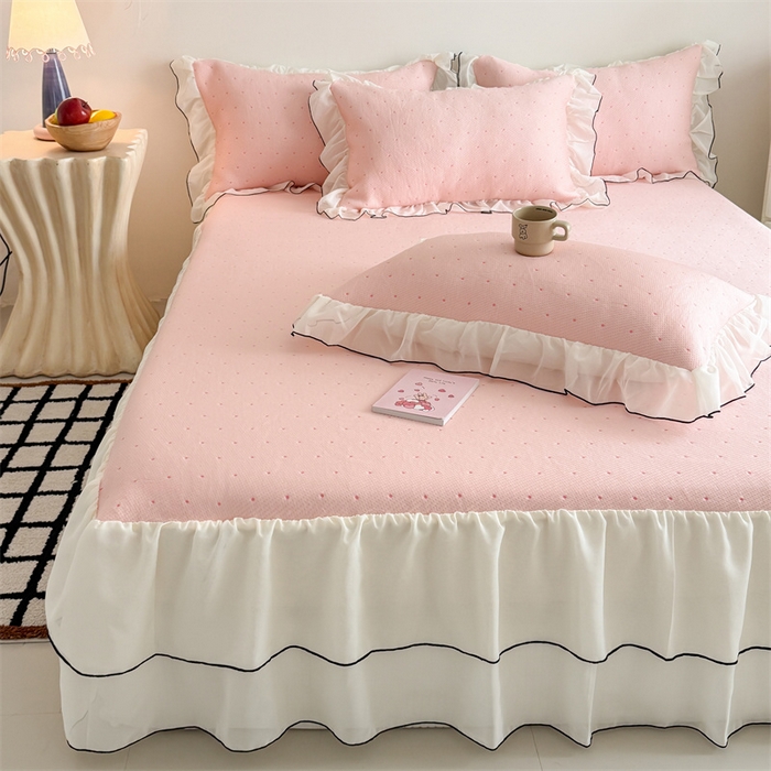 91家纺网 家纺一手货源 找家纺 吾欢心 2026夏季新款甜梦系列PE凉感提花凉席430克高克重蕾丝床裙款冰丝软席三件套 甜梦蜜糖粉