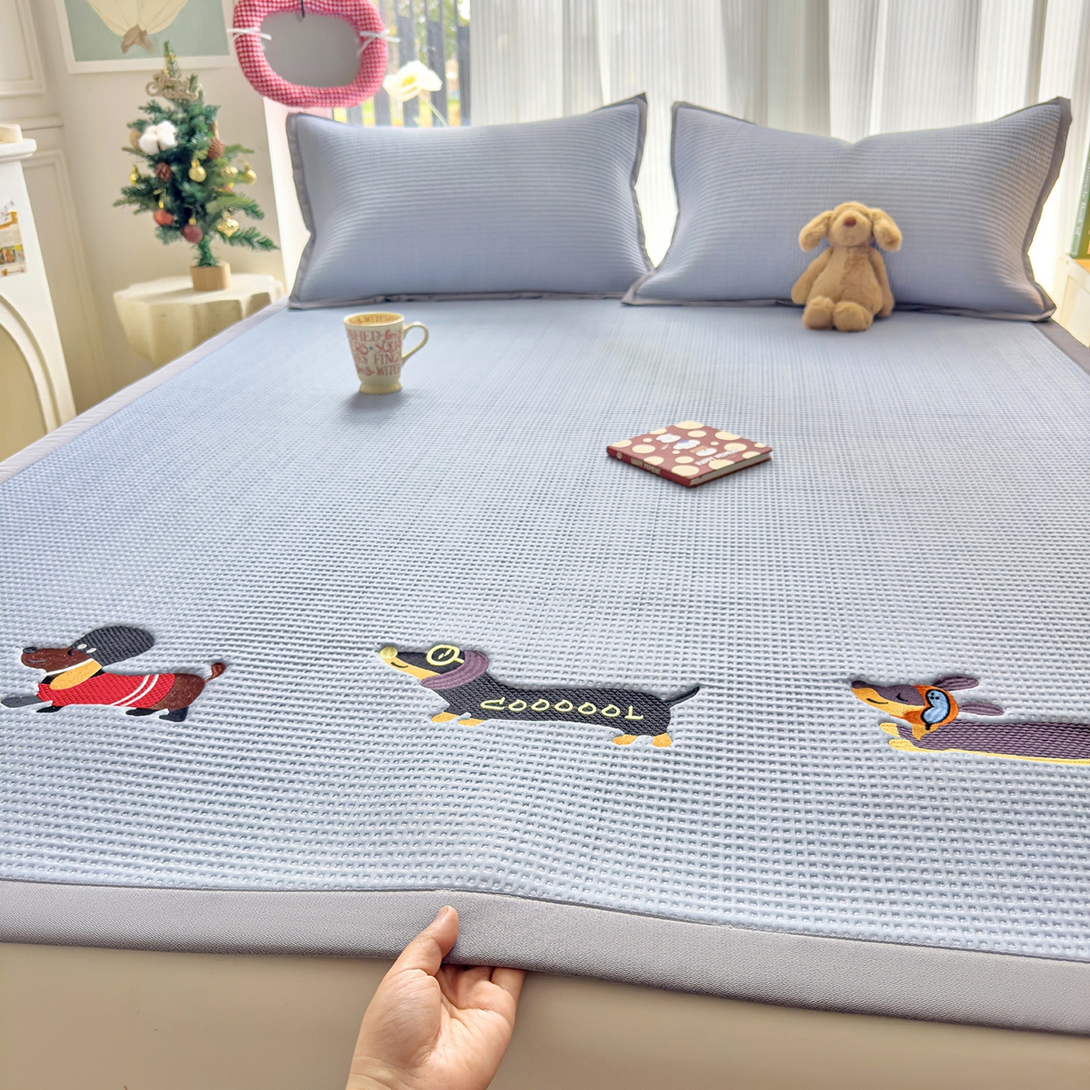 91家纺网 家纺一手货源 找家纺 （总）圣比熊 2026春夏新款卡通印加绣花凉豆豆绣花凉席席子