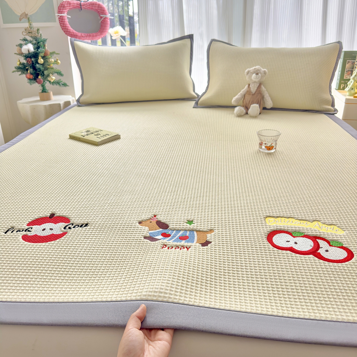 91家纺网 家纺一手货源 找家纺 （总）圣比熊 2026春夏新款卡通印加绣花凉豆豆绣花凉席席子