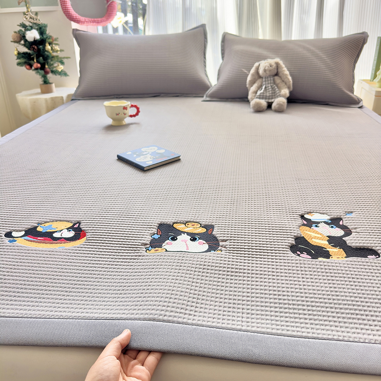 91家纺网 家纺一手货源 找家纺 （总）圣比熊 2026春夏新款卡通印加绣花凉豆豆绣花凉席席子