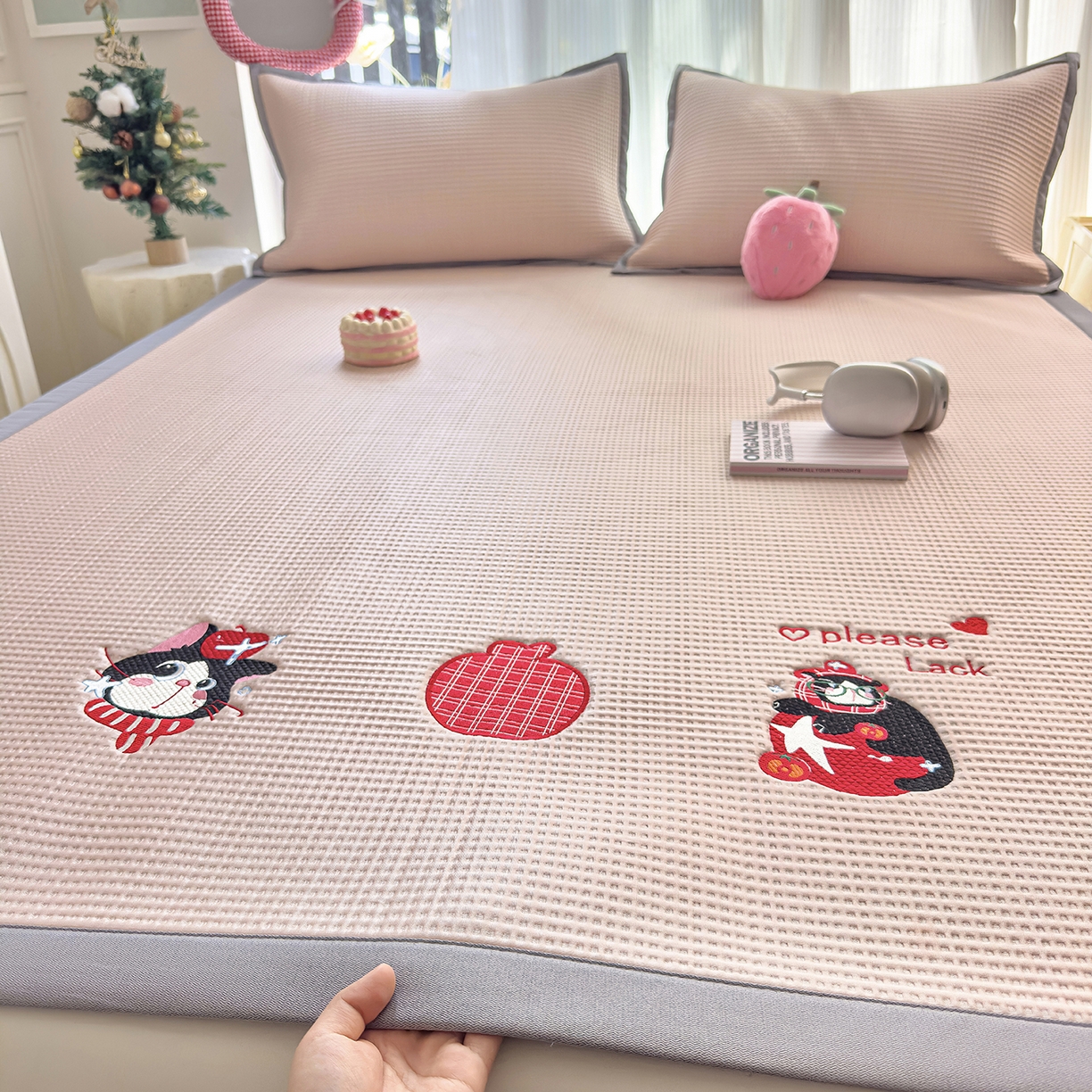 圣比熊 2026春夏新款卡通印加绣花凉豆豆绣花凉席席子 草莓萌猫