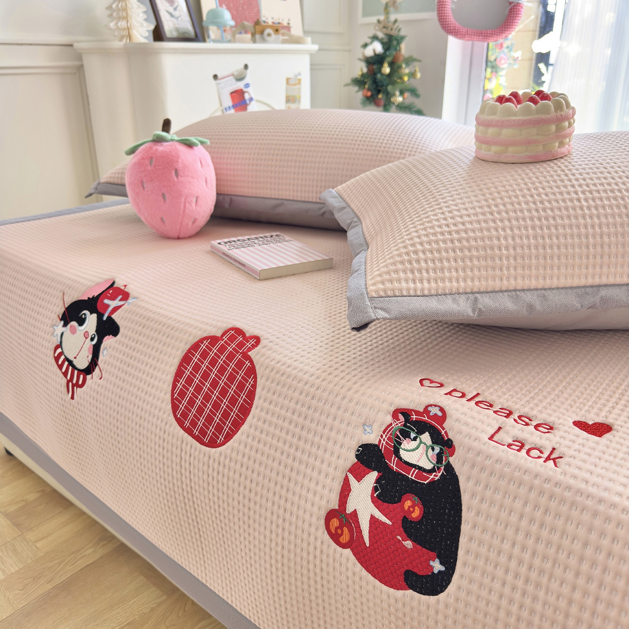 91家纺网 家纺一手货源 找家纺 圣比熊 2026春夏新款卡通印加绣花凉豆豆绣花凉席席子 草莓萌猫