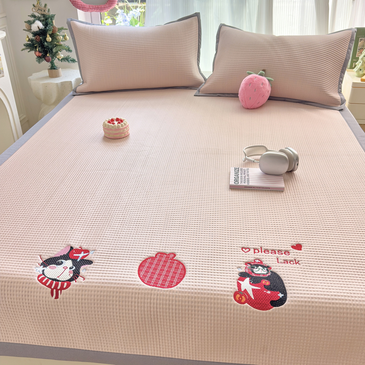 91家纺网 家纺一手货源 找家纺 圣比熊 2026春夏新款卡通印加绣花凉豆豆绣花凉席席子 草莓萌猫