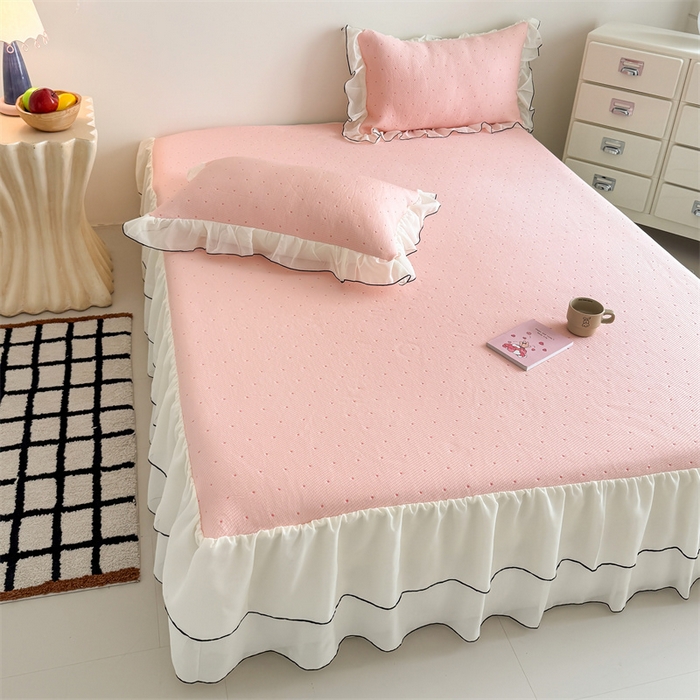 91家纺网 家纺一手货源 找家纺 吾欢心 2026夏季新款甜梦系列PE凉感提花凉席430克高克重蕾丝床裙款冰丝软席三件套 甜梦蜜糖粉