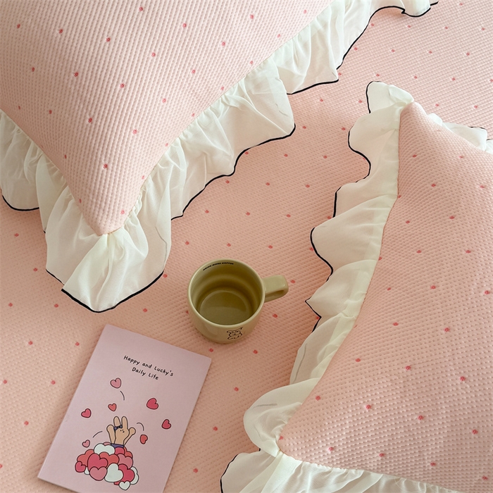 91家纺网 家纺一手货源 找家纺 吾欢心 2026夏季新款甜梦系列PE凉感提花凉席430克高克重蕾丝床裙款冰丝软席三件套 甜梦蜜糖粉