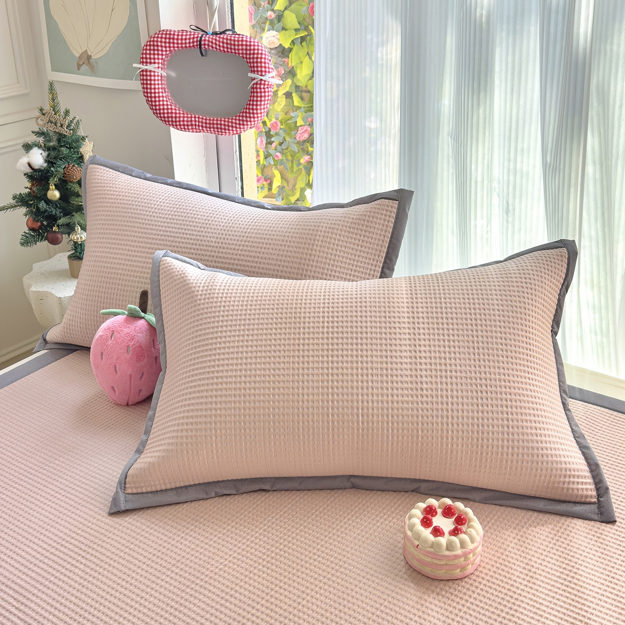 91家纺网 家纺一手货源 找家纺 圣比熊 2026春夏新款卡通印加绣花凉豆豆绣花凉席席子 草莓萌猫