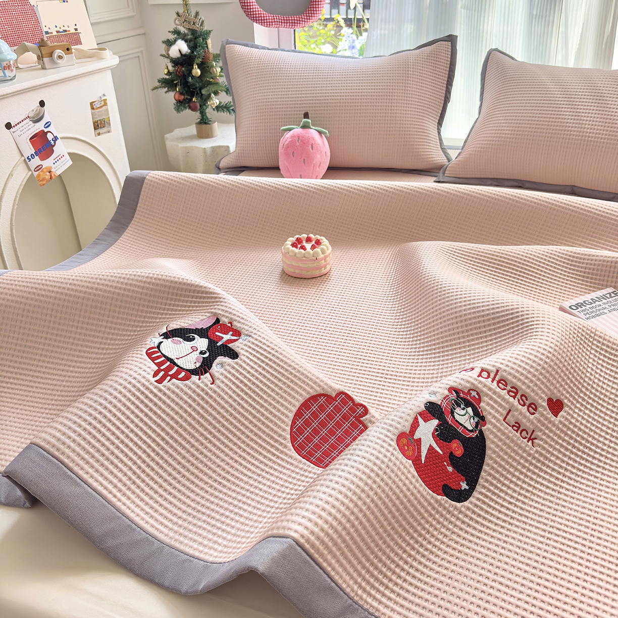 91家纺网 家纺一手货源 找家纺 圣比熊 2026春夏新款卡通印加绣花凉豆豆绣花凉席席子 草莓萌猫