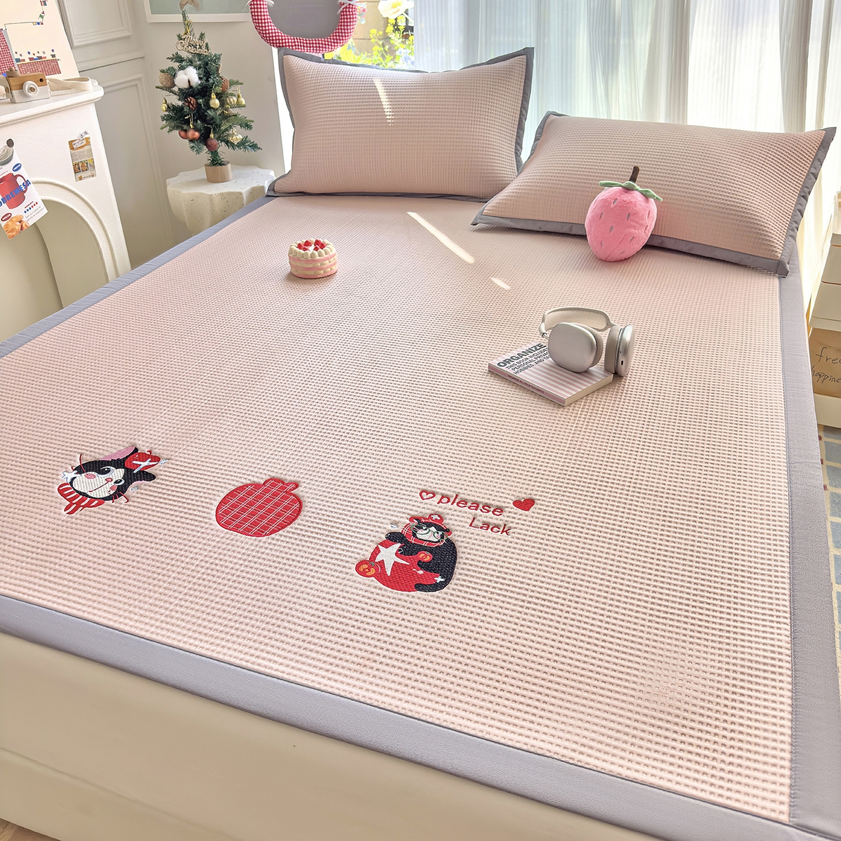 91家纺网 家纺一手货源 找家纺 圣比熊 2026春夏新款卡通印加绣花凉豆豆绣花凉席席子 草莓萌猫