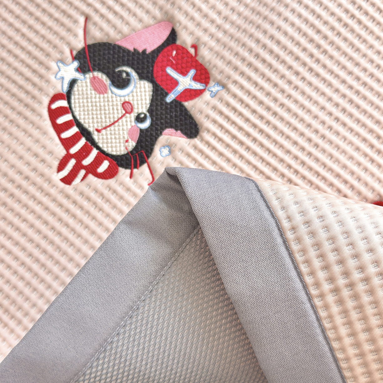 91家纺网 家纺一手货源 找家纺 圣比熊 2026春夏新款卡通印加绣花凉豆豆绣花凉席席子 草莓萌猫