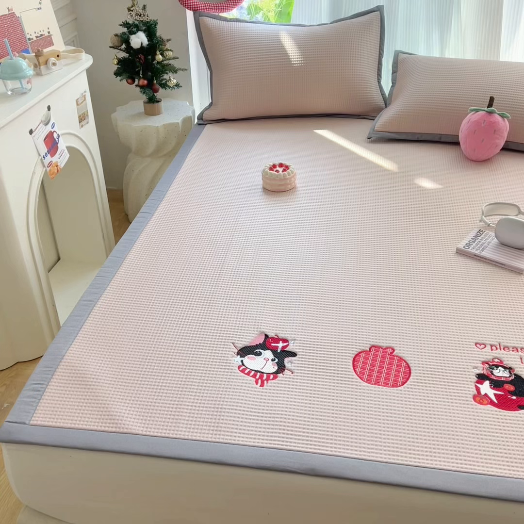 91家纺网 家纺一手货源 找家纺 圣比熊 2026春夏新款卡通印加绣花凉豆豆绣花凉席席子 草莓萌猫